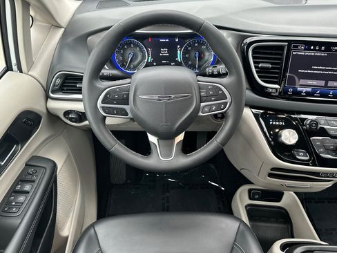 Used 2023 Chrysler Pacifica Touring-L image 13