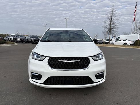 Certified 2024 Chrysler Pacifica Touring-L image 3