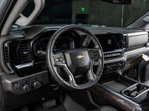 Used 2024 Chevrolet Silverado 2500 LTZ w/ LTZ Convenience Package image 17