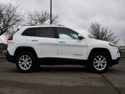 Used 2018 Jeep Cherokee Latitude Plus w/ Comfort/Convenience Group image 8