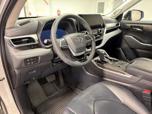 Used 2024 Toyota Highlander Platinum FWD image 4