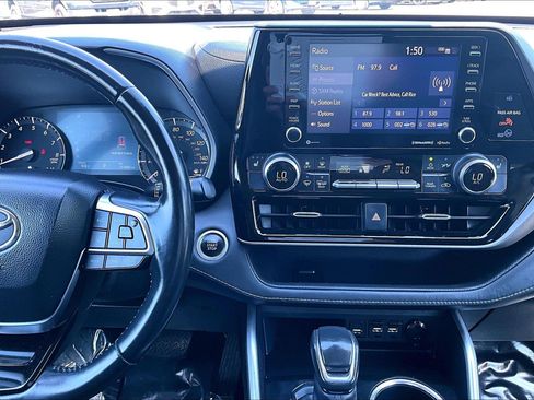 Used 2021 Toyota Highlander XLE image 6