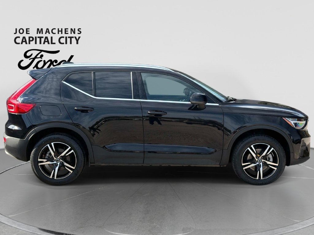 Used 2025 Volvo XC40 B5 Core AWD/4WD image 3