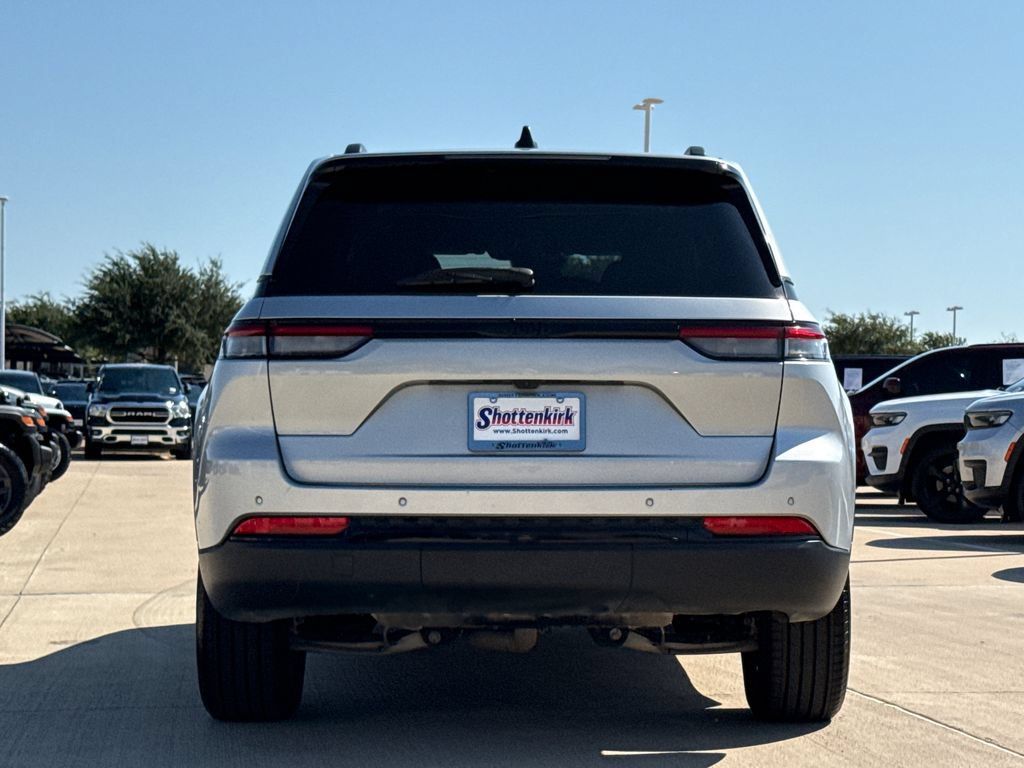 Used 2024 Jeep Grand Cherokee Altitude RWD image 7