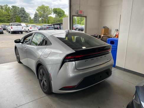 Used 2025 Toyota Prius LE FWD image 3