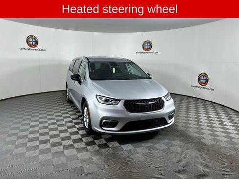 Used 2024 Chrysler Pacifica Touring-L FWD image 16