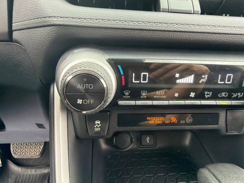 Used 2021 Toyota RAV4 LE AWD/4WD image 27