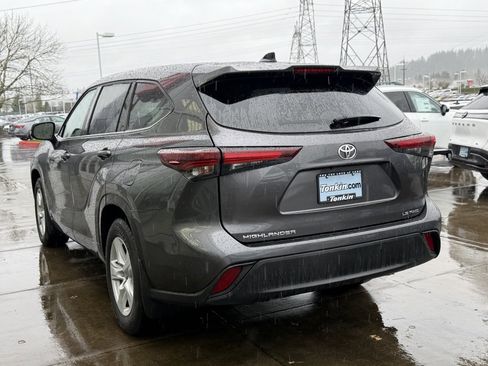 Used 2024 Toyota Highlander LE image 5