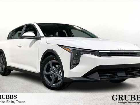 New 2025 Kia K4 LXS image 1