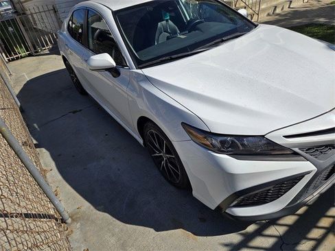 Used 2022 Toyota Camry SE image 1