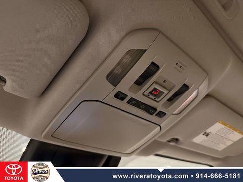 Used 2020 Toyota Highlander XLE image 22