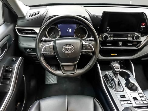 Used 2023 Toyota Highlander XLE AWD/4WD image 14
