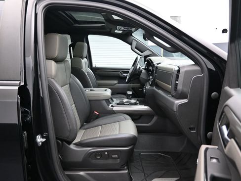 Used 2022 Chevrolet Silverado 1500 ZR2 w/ Technology Package AWD/4WD image 13