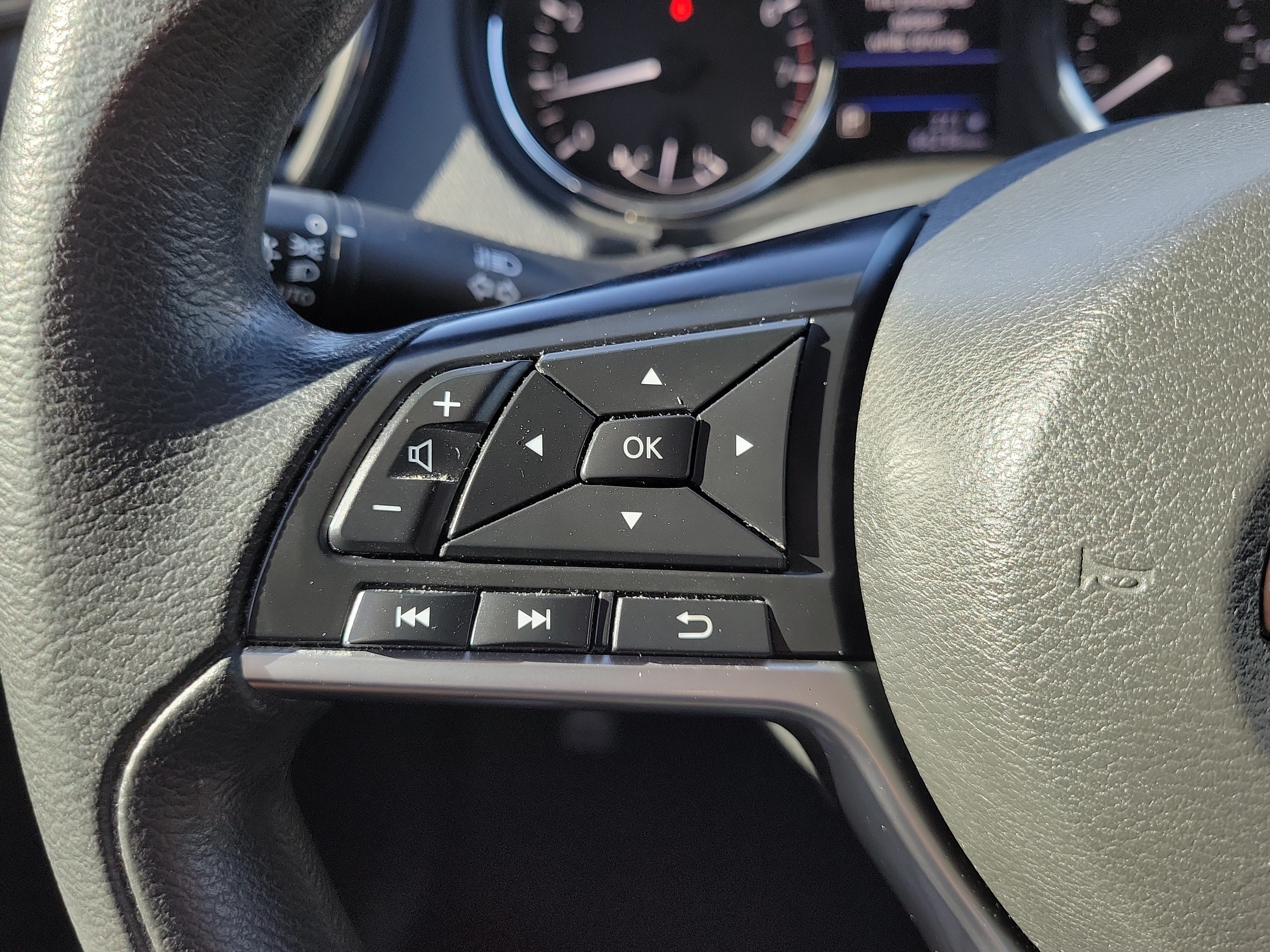 Used 2020 Nissan Rogue S FWD image 25