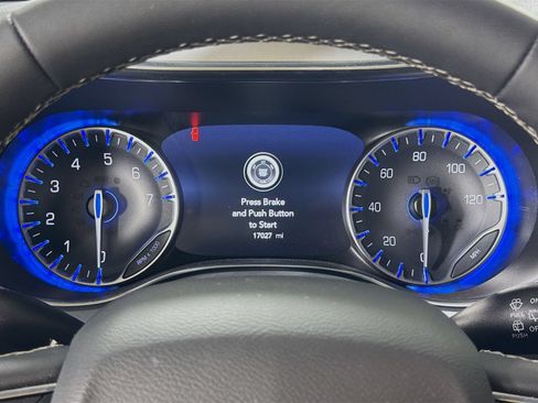 Used 2026 Chrysler Pacifica Limited FWD image 14