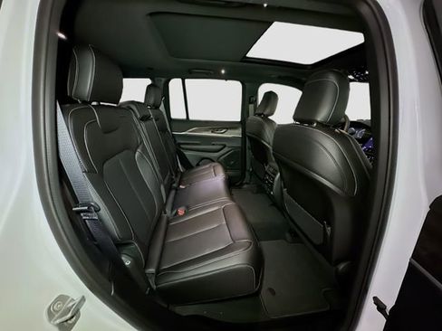 New 2025 Jeep Grand Cherokee Limited w/ Luxury Tech Group II image 31