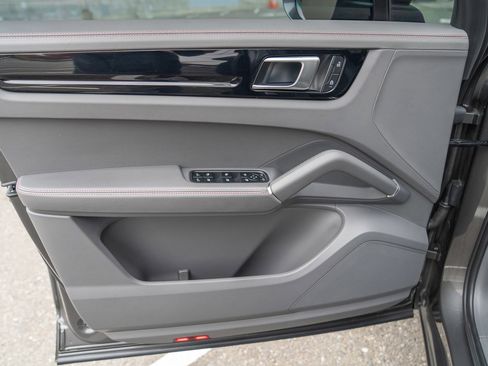 Used 2023 Porsche Cayenne image 10