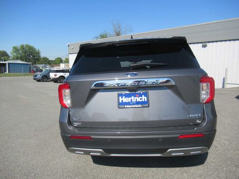 Used 2022 Ford Explorer XLT w/ Equipment Group 202A image 6