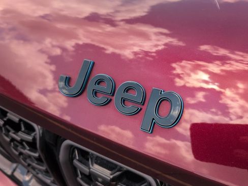 Used 2023 Jeep Grand Cherokee Summit w/ High Altitude Package AWD/4WD image 31