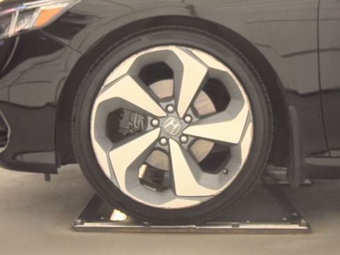 Used 2018 Honda Accord Touring image 7