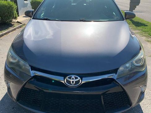 Used 2015 Toyota Camry SE w/ Moonroof Package FWD image 2