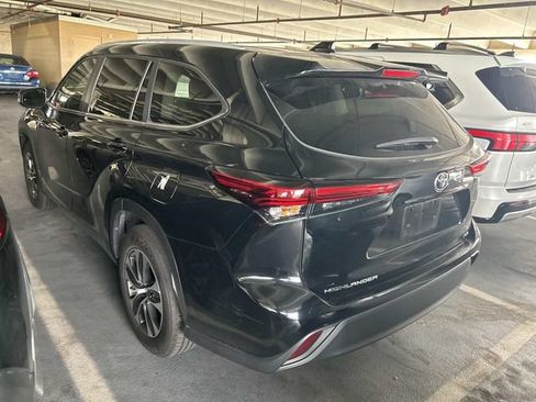Used 2023 Toyota Highlander XLE FWD image 2