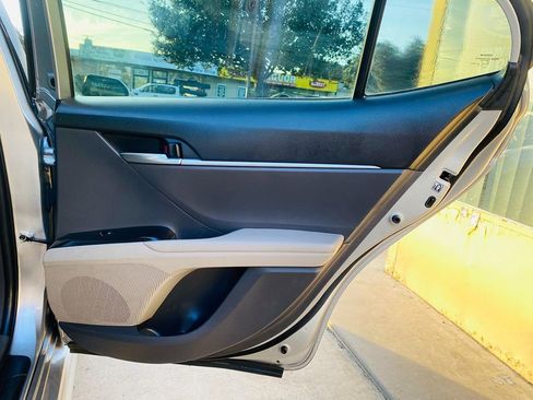 Used 2018 Toyota Camry SE FWD image 16