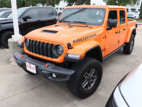 Used 2025 Jeep Gladiator Mojave w/ Convenience Group AWD/4WD image 5