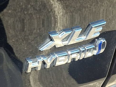 Used 2022 Toyota RAV4 XLE Premium AWD/4WD image 9