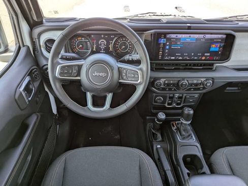 Used 2025 Jeep Wrangler Unlimited Sahara AWD/4WD image 16