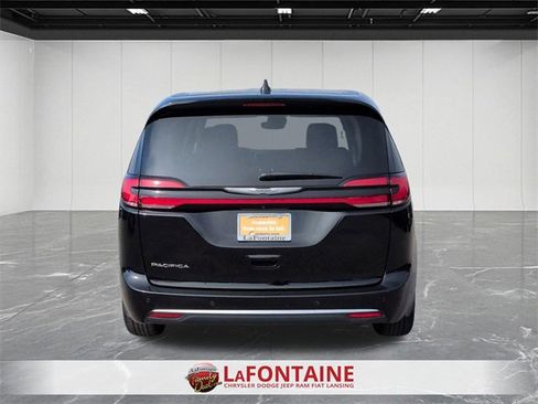 Certified 2024 Chrysler Pacifica Touring-L image 4