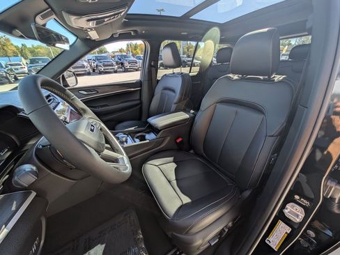 New 2025 Jeep Grand Cherokee Limited image 12