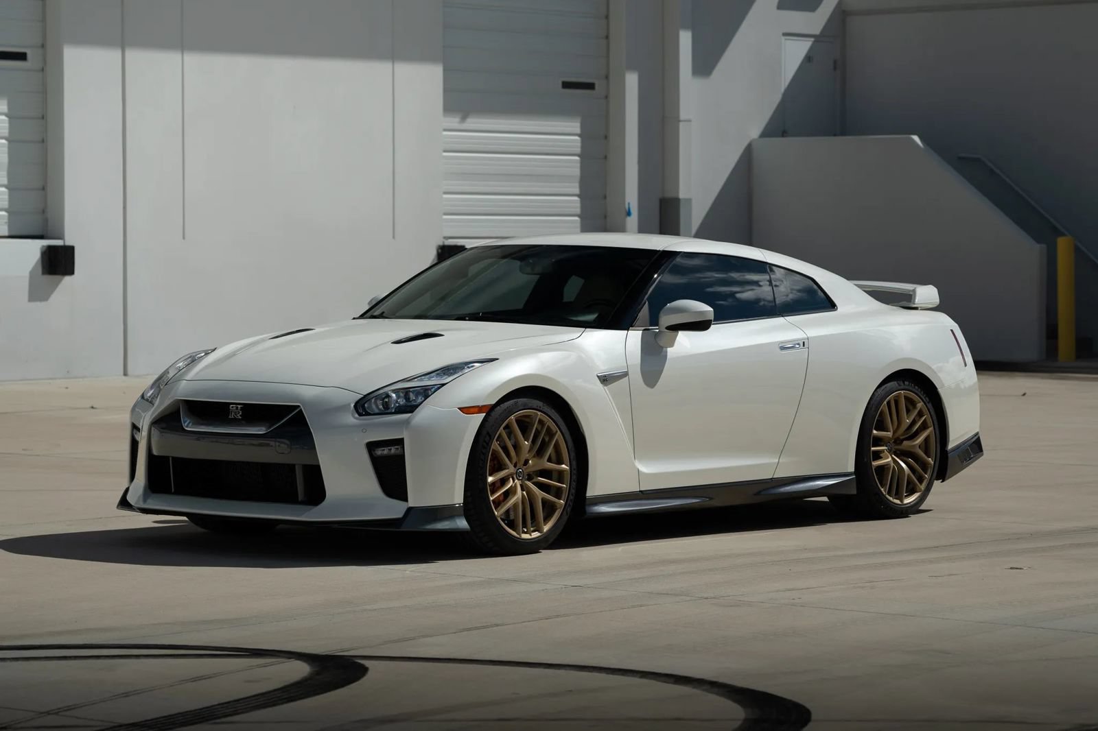 Used 2017 Nissan GT-R Premium w/ Premium Interior Package AWD/4WD image 7