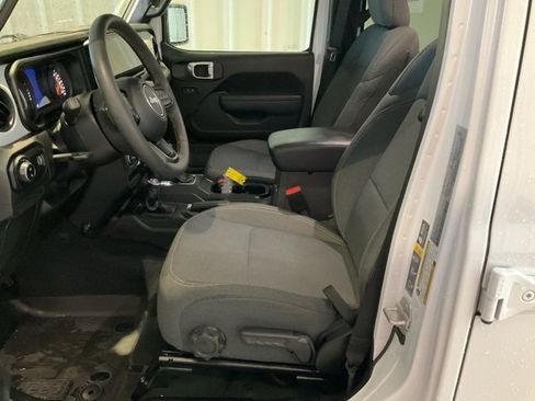 Used 2024 Jeep Gladiator Sport image 3