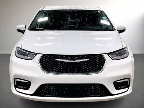 Used 2023 Chrysler Pacifica Touring-L image 2