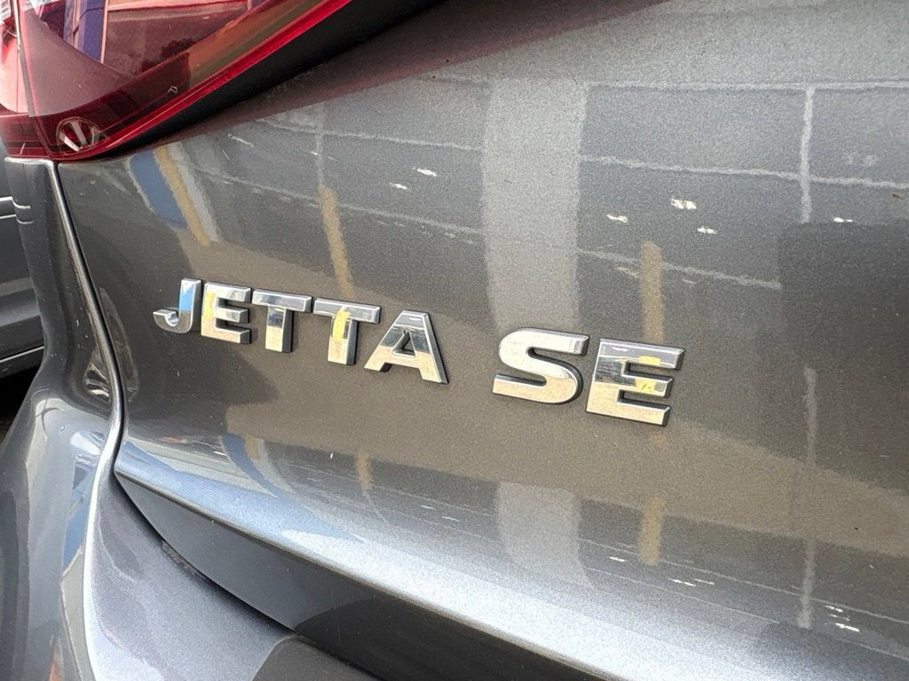Used 2017 Volkswagen Jetta SE FWD image 4