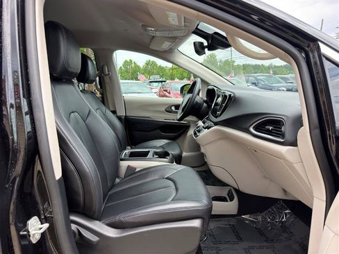 Used 2024 Chrysler Pacifica Touring-L FWD image 28