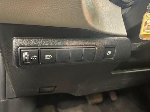 Used 2020 Toyota Corolla LE image 14