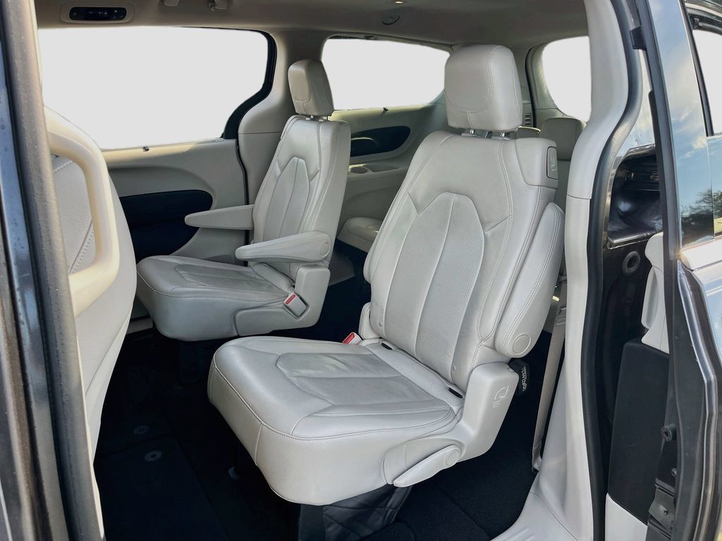 Used 2018 Chrysler Pacifica Touring-L w/ Premium Audio Group FWD image 23