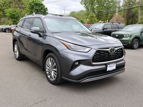 Used 2023 Toyota Highlander Platinum AWD/4WD image 1