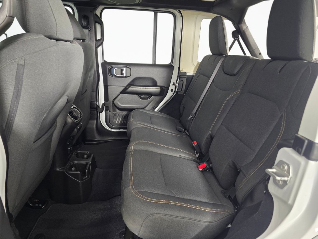 Used 2025 Jeep Wrangler Unlimited Sahara AWD/4WD image 21