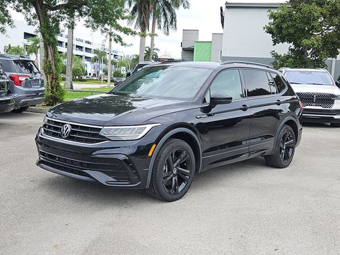 Used 2023 Volkswagen Tiguan SE R-Line image 2