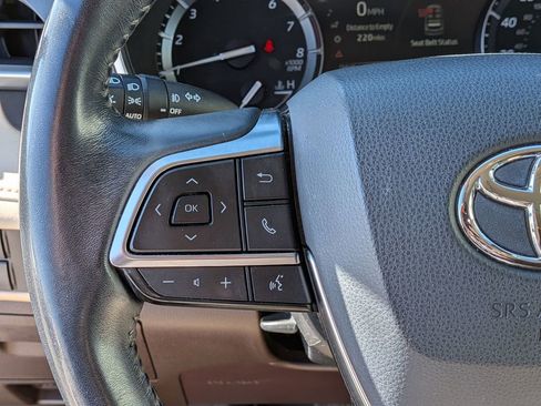 Used 2020 Toyota Highlander XLE image 19