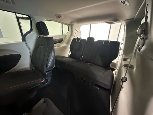 Used 2022 Chrysler Voyager LX image 23