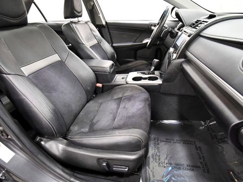 Used 2014 Toyota Camry SE w/ Leather Package image 17