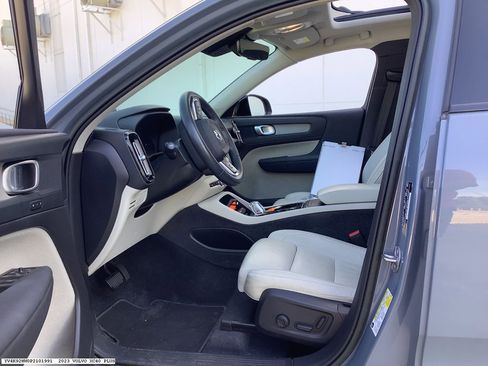 Used 2023 Volvo XC40 B4 Plus w/ Protection Package Premier image 12