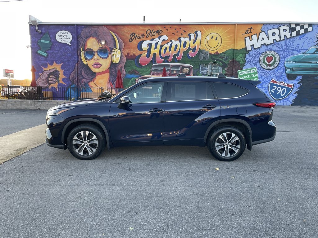 Used 2022 Toyota Highlander XLE AWD/4WD image 5