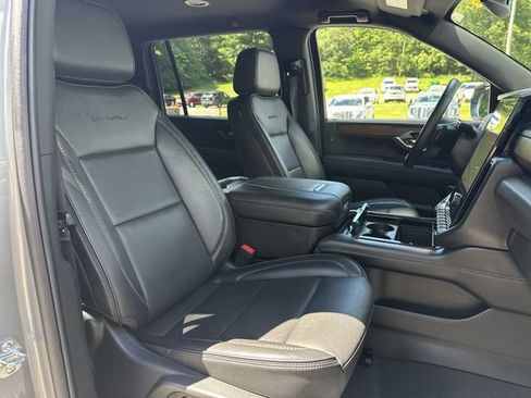 Used 2025 GMC Yukon XL Denali AWD/4WD image 28