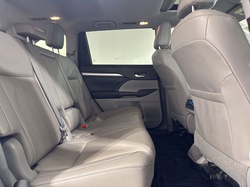 Used 2019 Toyota Highlander XLE AWD/4WD image 25