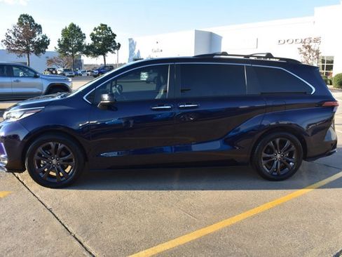 Used 2023 Toyota Sienna XSE image 9